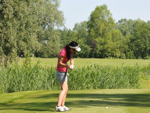 Belgie Golfbaan Damme Swing Vrouw