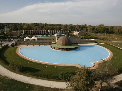 Cosmopolian Resort Italie Toscane Zwembad Koepel.JPG