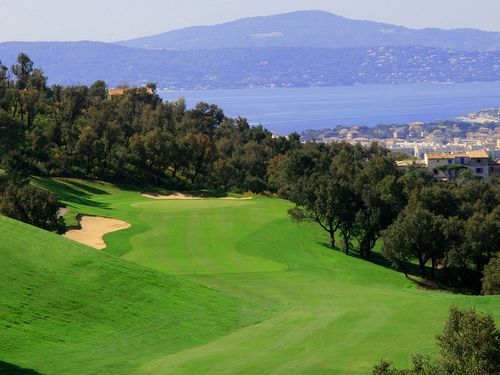 Frankrijk Cotedazur Golfbaan Saintmaxime Teeshot Fairway Zeezicht.JPG