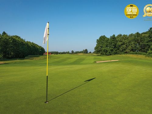 Golf Du Medoc Resort Les Chateaux Golf Hole 1
