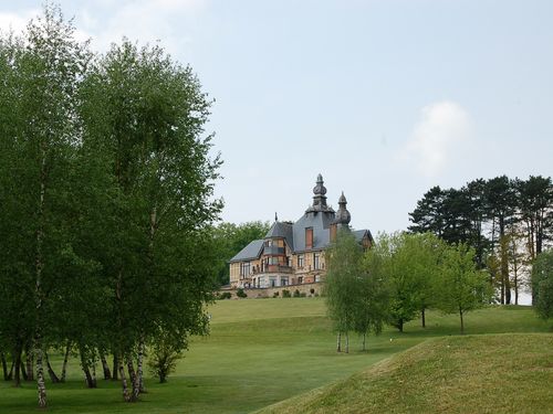 Rougemont Golfbaan Belgie Namen Clubhuis Tee.JPG